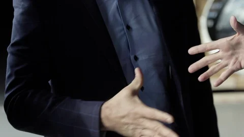 Men in suits shake hand and bump fist left to right Vídeos de archivo 124243543