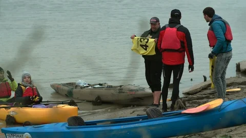 Men talk before the competition Video stock 109982977