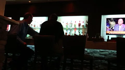 Men talking at a bar Vidéo 66687133