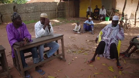Men talks about water and sanitation bad conditions - Guinea, Africa Vidéo 79722254