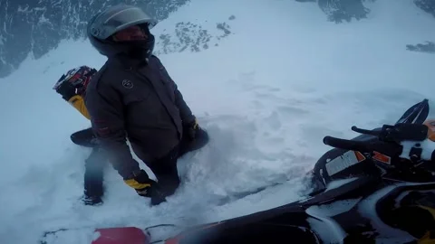 Men think what to do with a stuck snowmobile 스톡 동영상 102161140