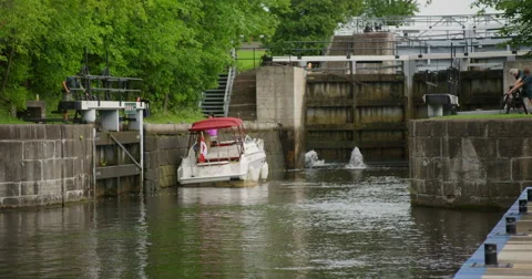 Men Turning Cranks To Shut The Gate At Ottawa Locks Vidéo 64052772