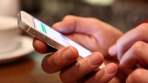 Men using the smartphone clouse-up Vídeo Stock 71766326