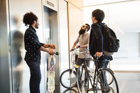 Men waiting for elevator 库存照片