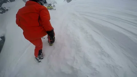 Men walk along the slope up through the snowdrifts 库存影片 102159088