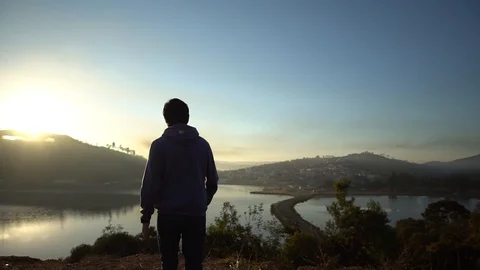 Men walking and looking the sun 動画素材 103803728