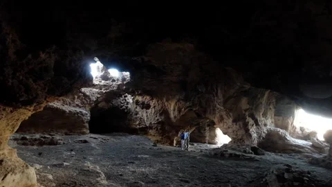 Men walking inside ancient cave 2 库存影片 293996535
