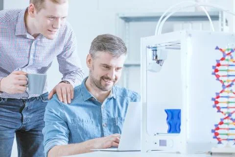 Men watching 3D print 库存照片