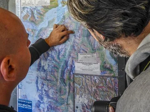 Men Watching Map at Trip Stock-Fotos