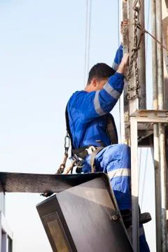Men at work climbing rig Foto stock