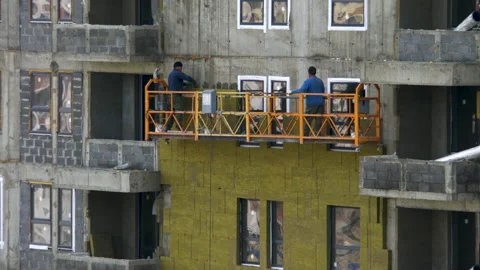 Men work in a hanging cradle 4K Video stock 154003851