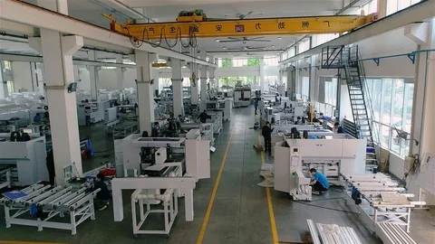 Men work in a large factory. Industrial interior inside a large Chinese factory Vidéo 112132575