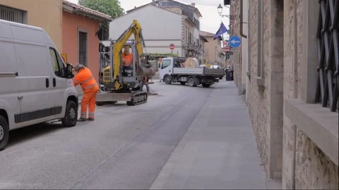 Men at work on the street during lockdown for covid-19. Prato, Toscana. Stock Footage 128878123