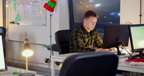 Men working on computers in office 스톡 동영상 144269343