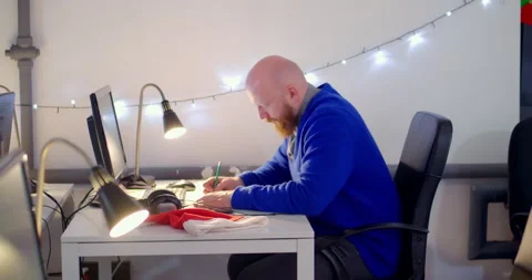 Men working on computers in office 스톡 동영상 144269900