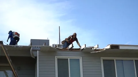 Men Working on Roof 스톡 동영상 135990873