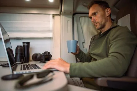 Men Working While Traveling in His Camper Van Motorhome Foto stock