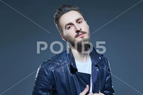 Men's fashion. Portrait of a handsome man in black leather jacket. Studio por Stock-Fotos