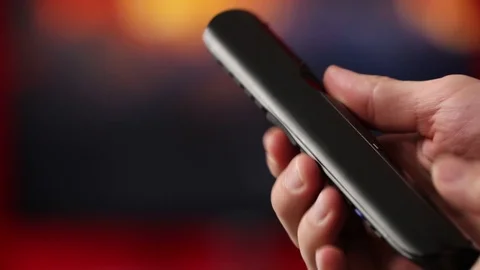 Men's hand. Big remote control is faulty In his right hand. Green screen. Press Vídeos de archivo 103180875