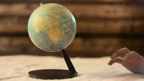 Men's hand captures the world Vídeo Stock 90778108
