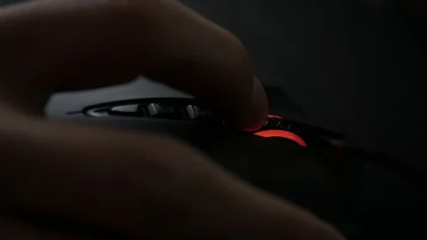 Men's hand scroll on mouse in dark office. Working on computer. 库存影片 106993729