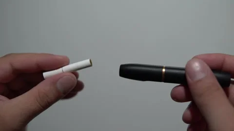 Men's hands cannot insert a cigarette cartridge into the holder 스톡 동영상 141145308