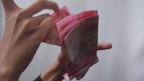 Men's hands counting rupiah banknotes Stock Footage 231589089