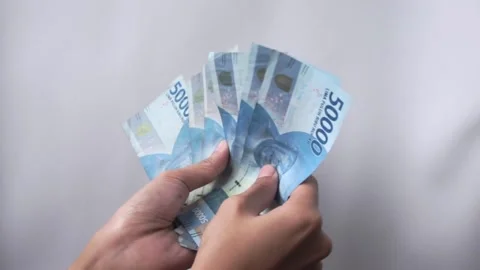Men's hands counting rupiah banknotes Stock Footage 231589194