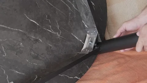 Mens hands fasten the table leg, close-up 库存影片 336382161