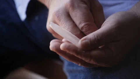 Men's hands make a cigarette out of paper and tobacco close-Up 库存影片 100925205
