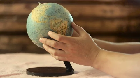 Men's hands rotate the globe Vidéo 94500182