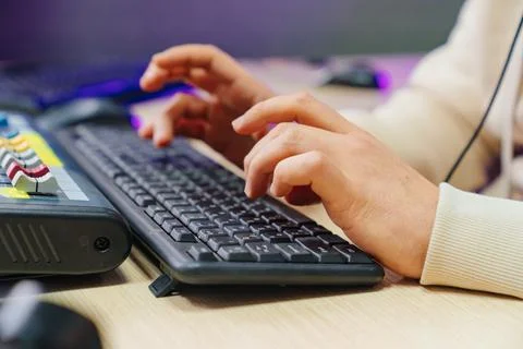 Men's hands type on a computer keyboard. remote work and online learning. Foto stock