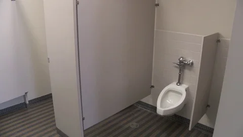 Men's Restroom Vídeos de archivo 70144109