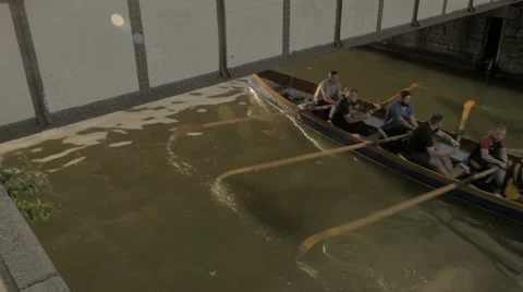 Mens Rowing boat going under Princes st, Bristol Vídeo Stock 41435973