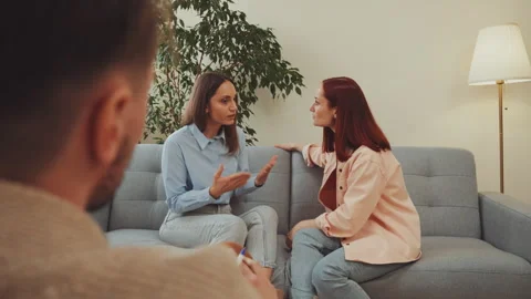 Mental health support conversation 库存影片 337764797