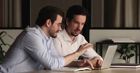 Mentor help to apprentice with new business application 스톡 동영상 157715749