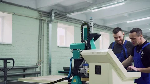 Mentor trains an intern in a factory. Video stock 129202604