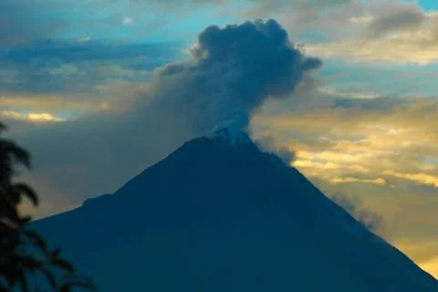 Merapi, a steep stratovolcano north of Central Java s capital Yogyakarta, ... Foto stock