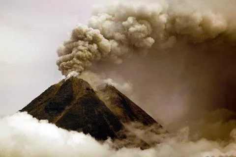 Merapi, a steep stratovolcano north of Central Java s capital Yogyakarta, ... Foto stock