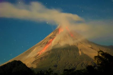 Merapi, a steep stratovolcano north of Central Java s capital Yogyakarta, ... Foto stock