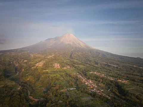Merapi volcano at sunrise in Indonesia, Active volcano scenery Foto stock