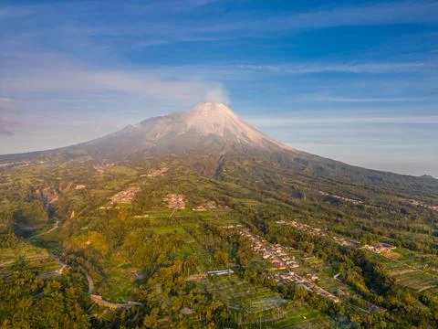 Merapi volcano at sunrise in Indonesia, Active volcano scenery Foto stock