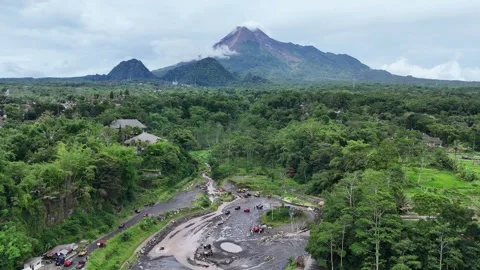 Merapi Yogyakarta Volcano Stock-Footage 332532556