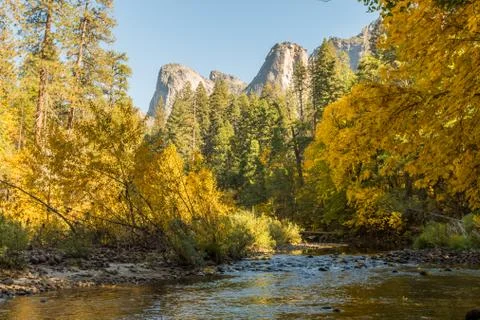 Merced River seen from Valley View Point in Yosemite National Park, California Foto stock