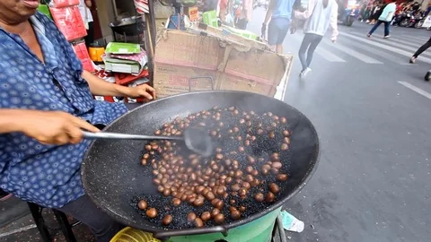 Merchant preparing Chestnuts on Yaowaraj road. Video stock 72423947