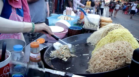 Merchant preparing Pad Thai for customer at Khao San road . Video stock 60116549