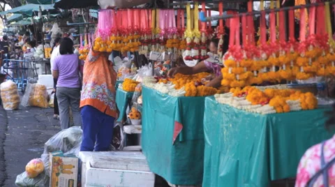 Merchant preparing for sales at The Pak Khlong Talat (Flower Market) in Bangkok Video stock 60700230