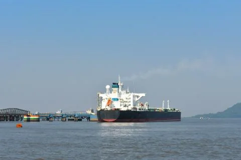 Merchant ship captured for far, in the middle of the ocean Foto stock
