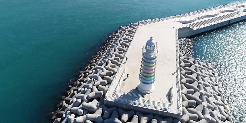 Mercusuar, menara api, menara suar, atau menara angin Foto stock