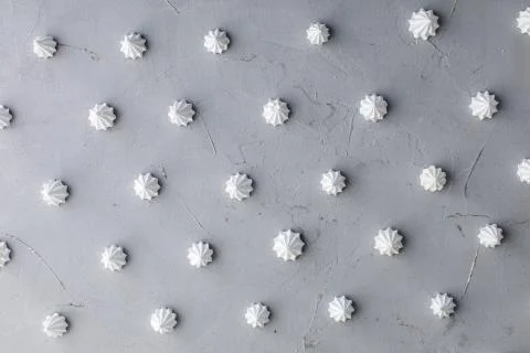 Meringue cake pattern on gray background top view Foto stock